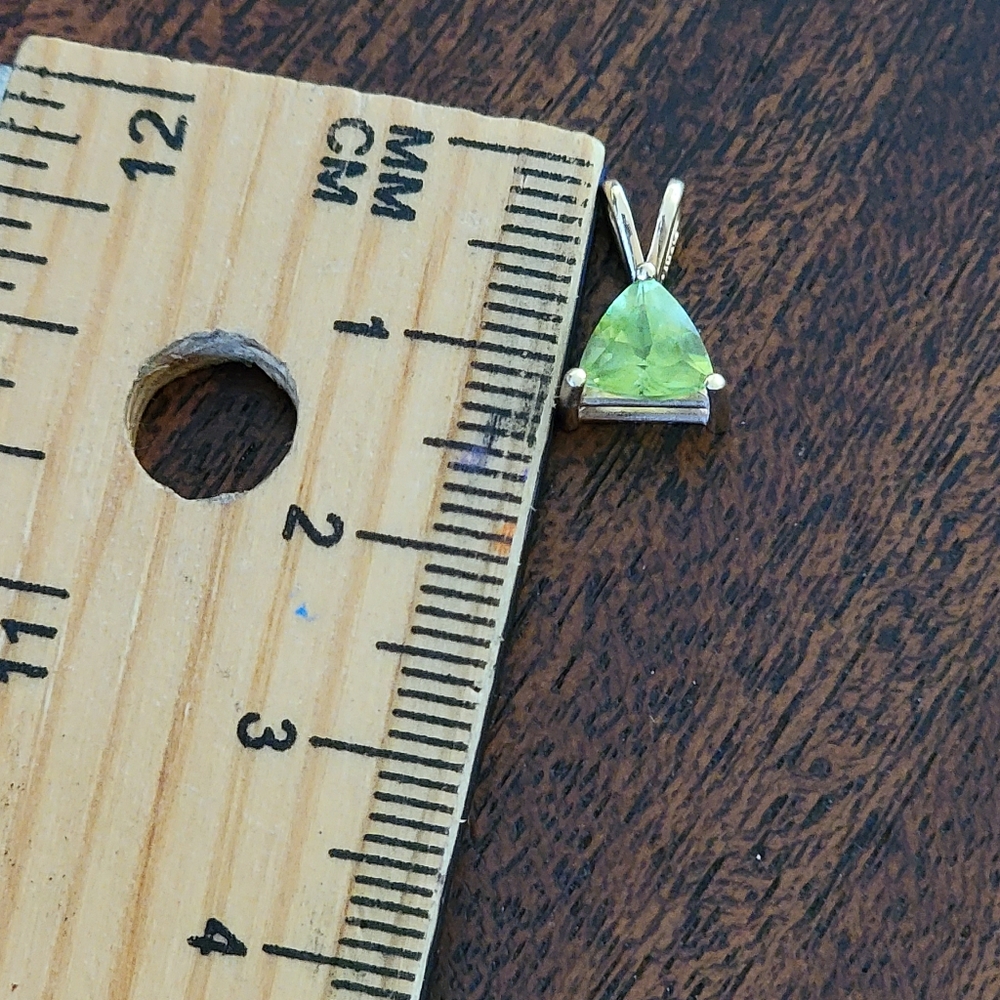 Peridot Pendant / set in gold - Picture 9 of 10